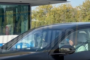 六台：姆巴佩回到皇马基地接受伤情检查，约20分钟便驾车匆匆离去