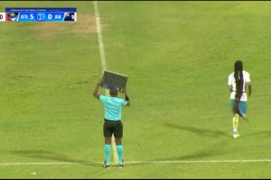 世界最长发球员遭疯狂扯辫！对手两次犯规，连吞两红遭罚下！