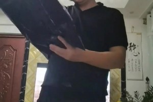 反应亮了！中年詹蜜收到老婆偷买给自己一件詹姆斯76人球衣